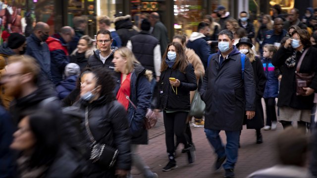 Социалното дистанциране отново става задължително в Нидерландия от сряда което