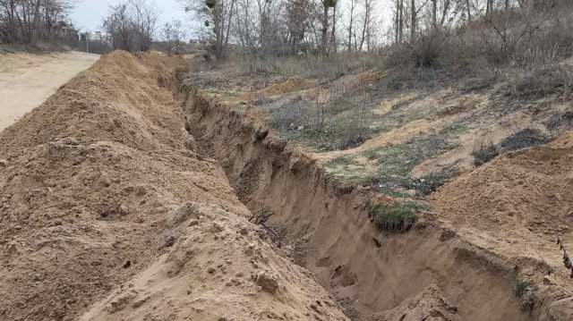 Неизвестни лица са унищожили част от екзотичните дюни на Южния