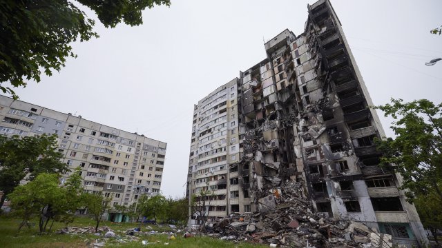 Френски журналист загина при атака срещу цивилни в Луганска област в