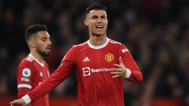 Кристиано Роналдо изгледа контрола на Манчестър Юнайтед срещу Рексъм при