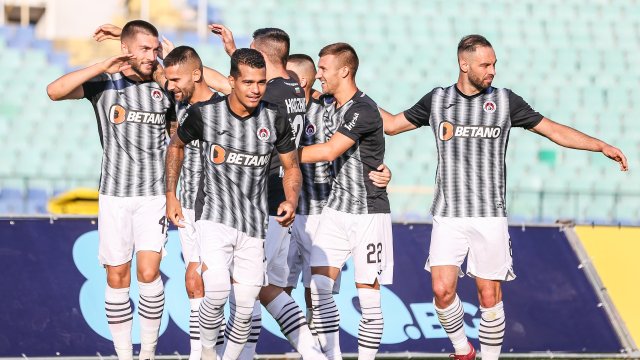 Локомотив София се наложи с 3 0 като гост срещу Септември в двубой от