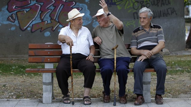 Би следвало да се коригира и таванът на пенсиите нагоре.