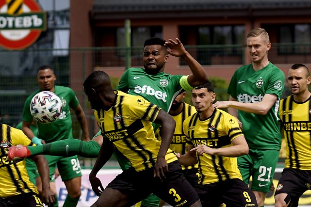 Шампионът Лудогорец спечели с 2 1 гостуването си на Ботев Пловдив