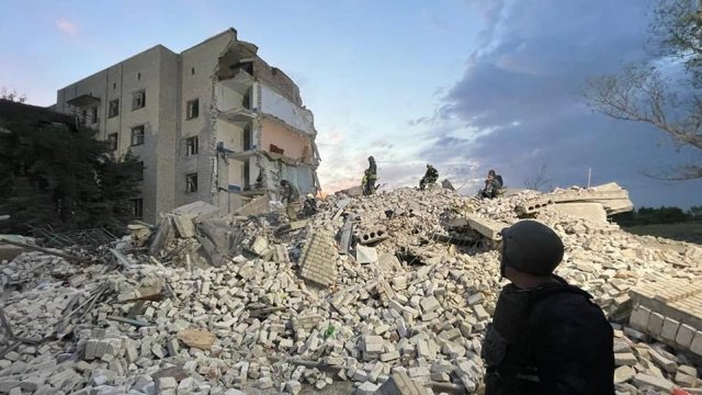 След обстрел по жилищна сграда в Часов Яр в Донецка