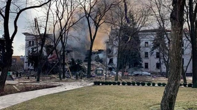 Повече от 100 човека са спасени от бомбардирания театър в