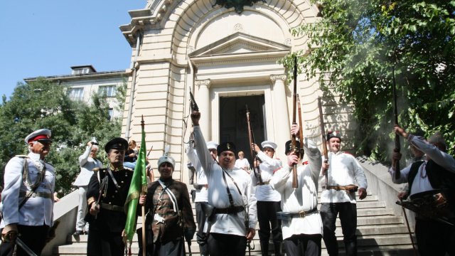 Съединението беше отбелязано и в София. Десетки граждани поднесоха венци