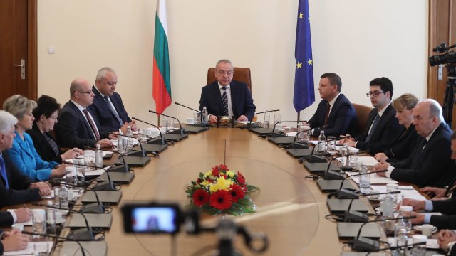 Новото служебно правителство ще проведе своето първо заседание в петък