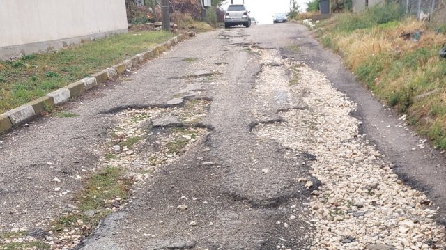 Състоянието на улица Гоце Делчев или по скоро отсъствието на пътно