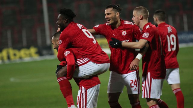 Треньорът на ЦСКА Стойчо Младенов иска да подсили тима с