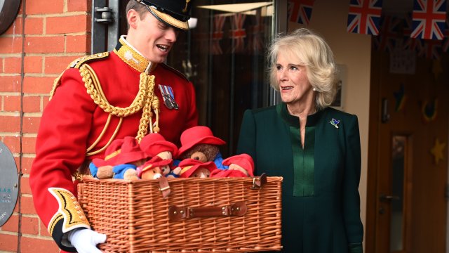 Съпруга на крал Чарлз III Камила посети деца в