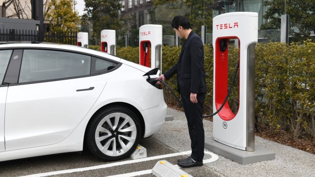 През 2027 2028 г продажбите на електромобили ще сложат край на