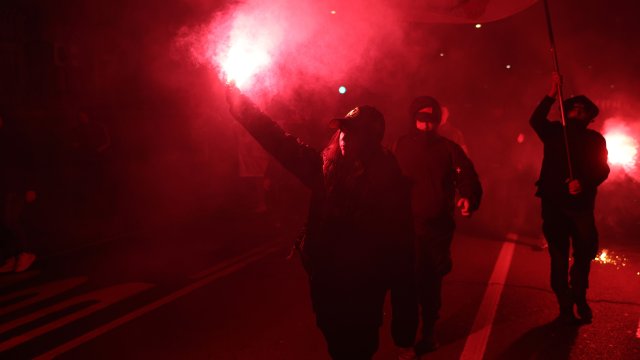 Барикада от няколко камиона натоварени с камъни и пясък е