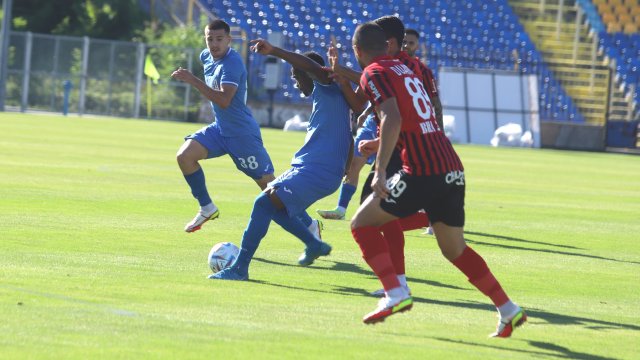 Левски победи Локомотив София с 2 1 в контролна среща на