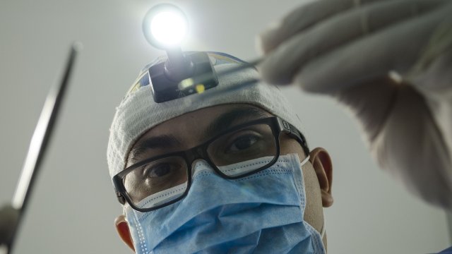 Кариесът е едно от най разпространените заболявания които засягат зъбите То