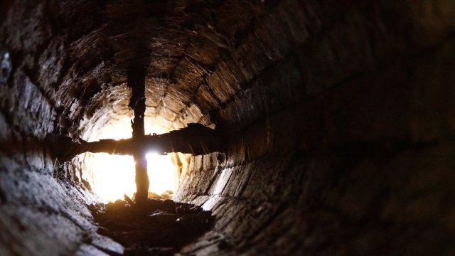 Труп на млад мъж е открит в шахта на ВиК