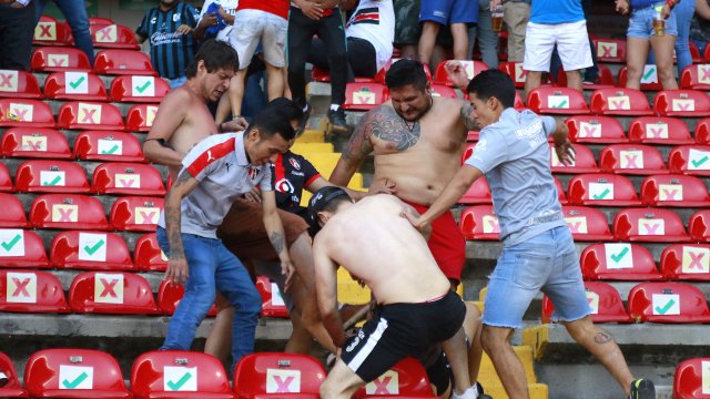 Най малко 22 ма души бяха ранени след меле на трибуните на футболен