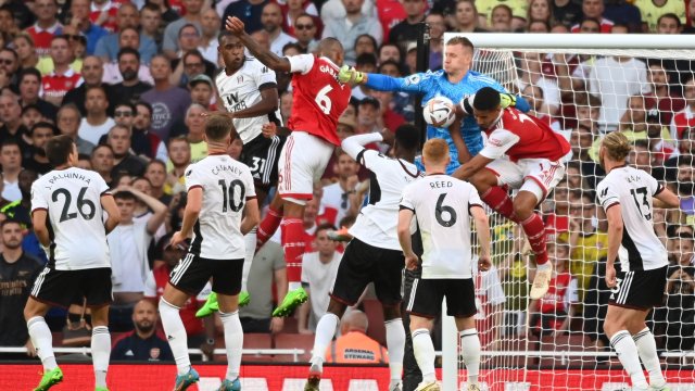 Арсенал остана с пълен актив във Висшата лига записвайки драматична