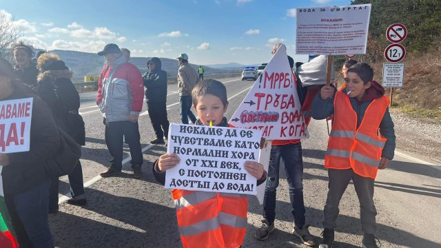 И днес жители на Омуртаг протестират на главния път София