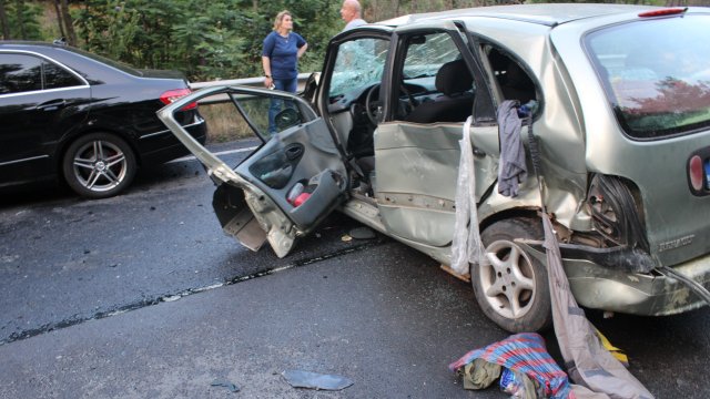 Верижна катастрофа между три автомобила затвори Е 79 след Благоевград Инцидентът
