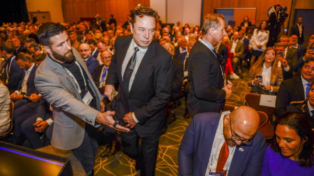 Twitter разполага с около 2300 служители заяви собственикът на компанията