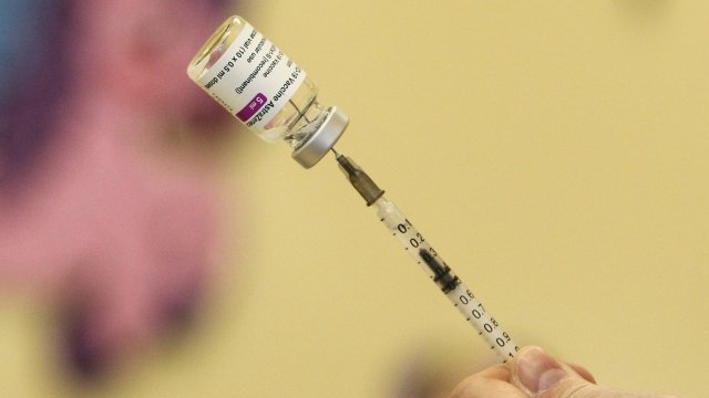 AstraZeneca обяви предварителни данни от изпитване на ваксината на компанията