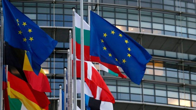 Европейската комисия настоя днес държавите от ЕС незабавно да отменят