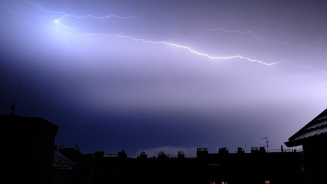 Силни бури се разразиха през изминалата нощ над Чехия включително