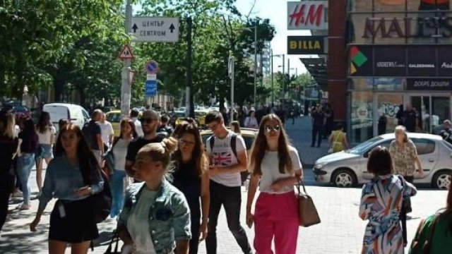 Евакуират клиентите от столичен мол Причината е възникнал пожар Всички посетители