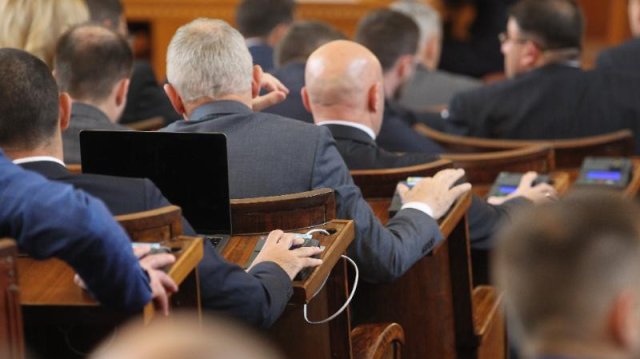 На извънредно заседание парламентът ще гласува на второ четене актуализацията