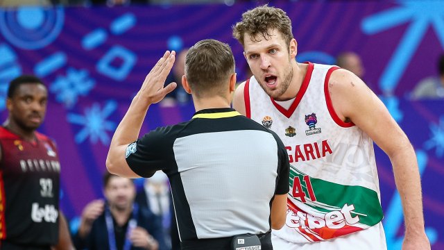 Българският национален отбор по баскетбол се бори здраво, но за