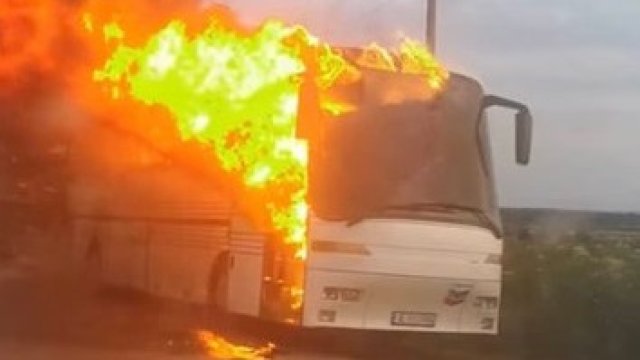 Пътнически автобус е изгорял като факла на пътя между Долни