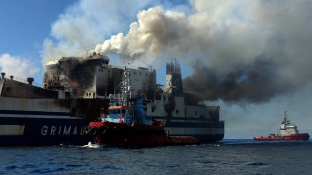 Продължава операцията на изгорелия ферибот в Гърция. 7 българи все