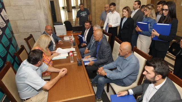 Централната избирателна комисия започва проверка на подписките на политическите формации подали документи