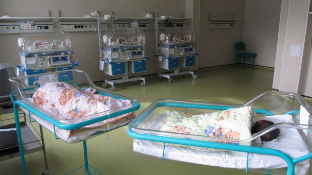 Бебето, бито от акушерка в болница СофияМед е стабилно без опасност за живота