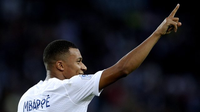 Нападателят на ПСЖ Мбапе разкри подробности около решението си през