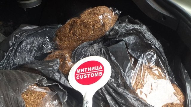 Митнически служители задържаха голямо количество тютюневи изделия при две проверки