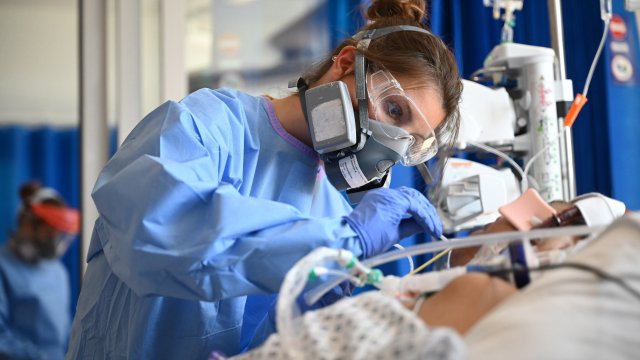 Обединеното кралство отбеляза в петък най голям брой новозаразени с Ковид