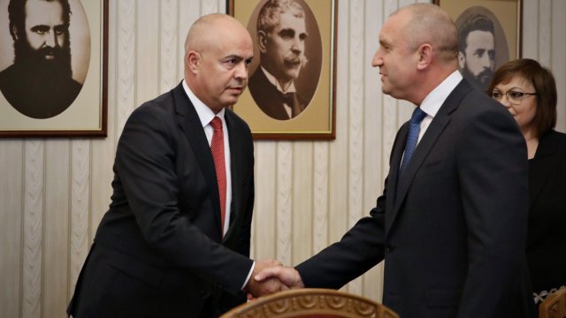Президентът Румен Радев връчи третия проучвателен мандат за съставяне на