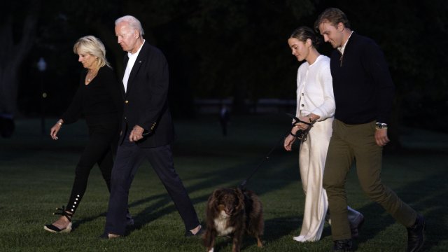 Президентът на САЩ Джо Байдън ожени своята внучка Наоми Тя и годеникът