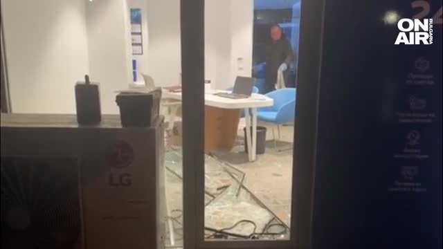 Мъж е взломил прозорец на банка в центъра на Сливен