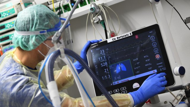 Германия регистрира над 100 000 нови случая на коронавирус за