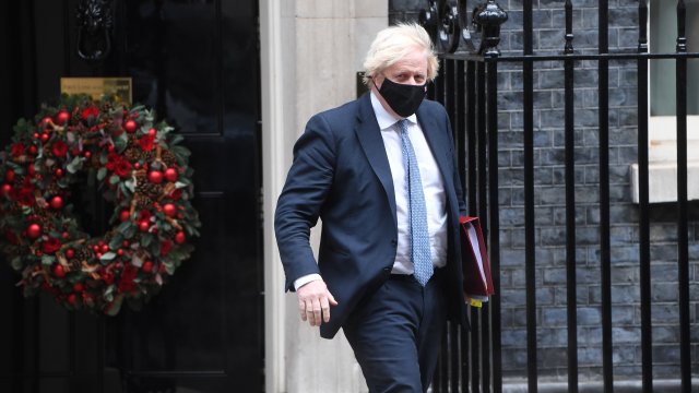 Британският премиер Борис Джонсън наложи по строги ограничения в Англия в