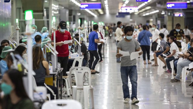 Само дни преди Коледа светът изправен пред настъплението на Омикрон
