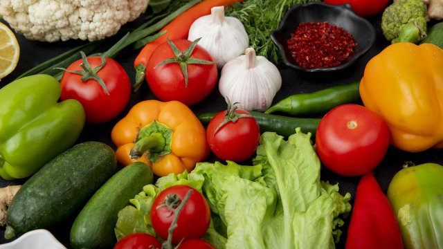 Сред зеленчуците се открояват и някои много добри източници на