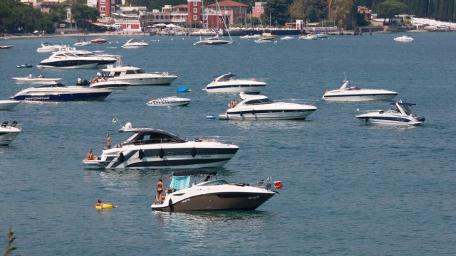 Обширен участък от сухи скали обгражда иначе пълноводната брегова линия