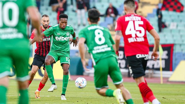 Хебър  прекъсна серията от три поредни победи на Локомотив София Тимът