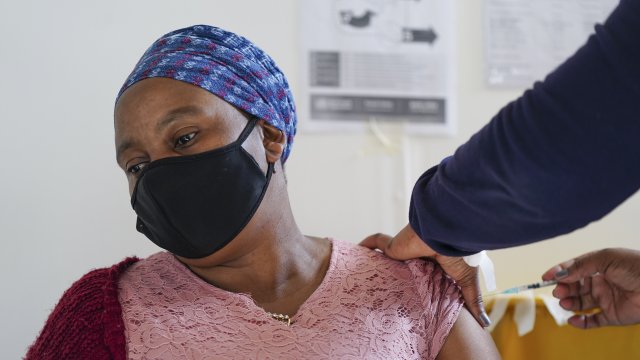Едва 7 от африканците са ваксинирани но броят на новорегистрираните