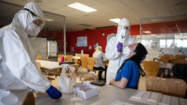 Чешкото правителство започна да отменя ограниченията наложени в страната заради