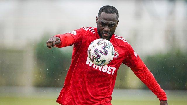 Разгневени фенове на ЦСКА изригнаха срещу играчите на армейците часове