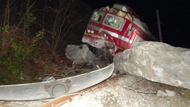 Пътнически влак от София за Бургас се е ударил в